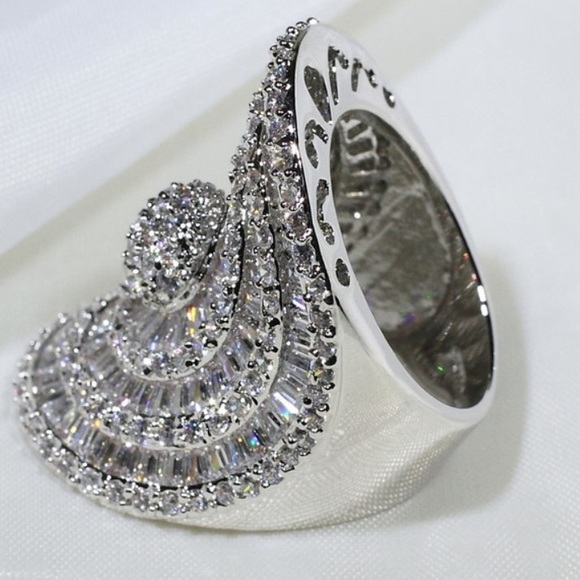 White Sapphire Sparkling Ring - Picture 5 of 7